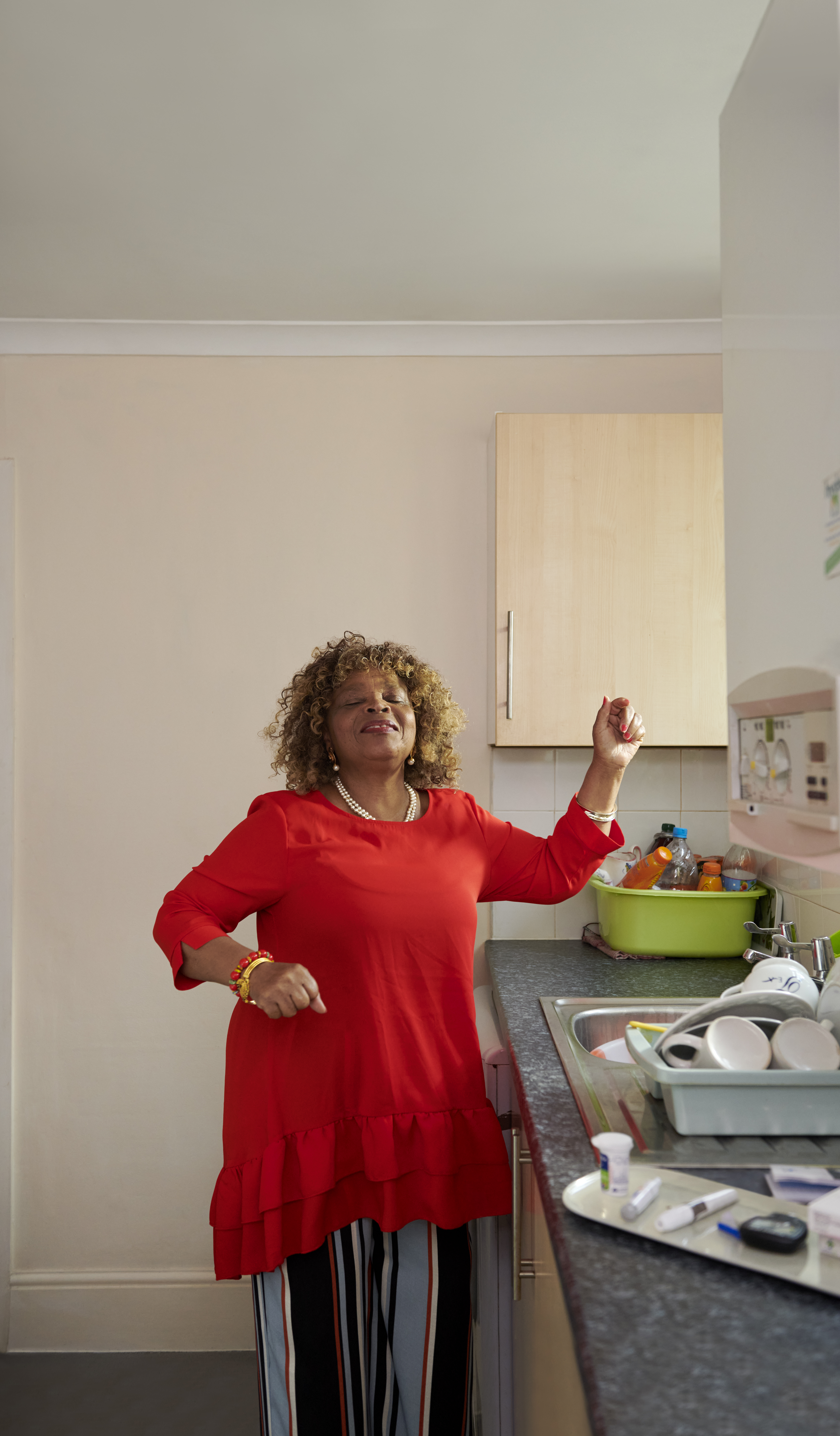 WAU MEG KITCHEN DANCING RGB